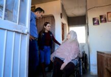 Reparte alcalde Marco Bonilla y presidenta del DIF Municipal cenas navideñas en la colonia Crucero