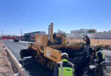 Supervisa Jorge Aldana, trabajos de pavimentación en la calle Ojinaga