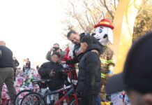 Entregan Presidente Pérez Cuéllar y Santa Bombero juguetes a niños juarenses