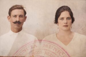 Ellos son Triunfo De la Cruz González Moya y Ludivina Garza, ya casados, es la foto de su pasaporte.