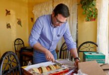 Convive Mario Alberto Mata en Día de Reyes, en casas de resguardo