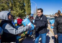 Roberto Carreón encabezó entrega de cobijas en colonias de Delicias