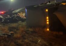 Volcadura de tráiler en Saucillo deja chofer grave y derrame de diésel