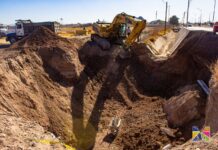 Trabajan en Cárcamo de la Calle Bugambilias en Meoqui para evitar inundaciones