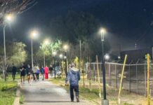 Instalan luminarias tipo lápiz para mejorar iluminación del Parque Fundadores