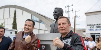 Acompaña Jesús Valenciano a Julio César Chávez en conferencia motivacional