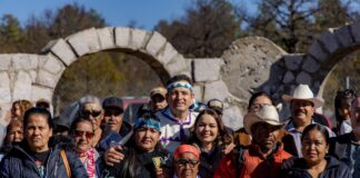 Entregan Marco Bonilla y el presidente municipal de Bocoyna apoyos a familias indígenas de la región