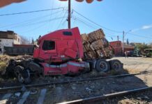 Tren choca contra tráiler varado en las vías