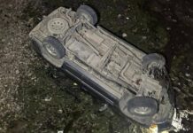 Volcó y cayó 10 metros a río en Cuauhtémoc; un herido