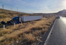 Tráiler se sale de la carretera en el tramo Delicias-Chihuahua