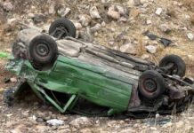 Tsuru pierde control y vuelca en rúa a Delicias; dos lesionados