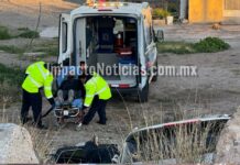 Exceso de velocidad provoca accidente en curva; un lesionado