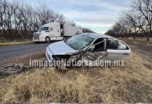 Vehículo invade carril y choca contra trailer en Camargo a La Cruz