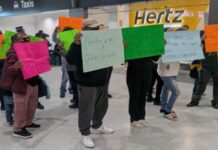 Llegó Marx Arriaga a Ciudad Juárez; lo reciben con protesta por libros