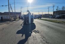 Patrulla de la SSP Estatal vuelca tras ser impactada por vehículo particular en Chihuahua