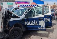 Dos policías municipales lesionadas tras chocar contra camión estacionado en Chihuahua
