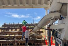 Avanza Obras Públicas Delicias con construcción de gradas en cancha del COBACH