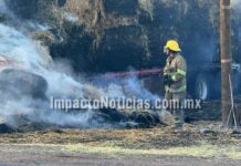 Incendio de tráiler con pacas de avena es controlado tras seis horas de trabajo en Camargo