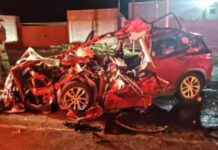 Mujer queda atrapada y gravemente herida en choque en carretera Parral-Santa Bárbara