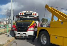 Camión con estudiantes se estrella contra poste, en Chihuahua