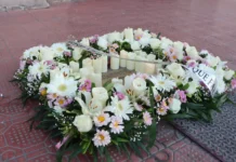 Homenaje a Marisela Escobedo: Mujeres dejan arreglo floral en placa conmemorativa