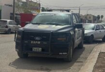 Madre encuentra a su hijo sin vida en el patio de su casa