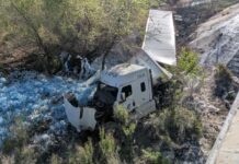 Tráiler vuelca en Libramiento Oriente: chofer se queda dormido