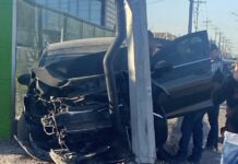 Aparatoso accidente vial en Delicias deja a mujer lesionada y cuantiosos daños