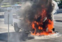 Se incendia camioneta en fila para cruzar a El Paso