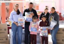 Impulsa Fito Gardea educación en Saucillo con equipamiento y paquetes escolares