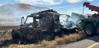 Tractocamión queda calcinado tras choque en carretera Delicias-Chihuahua