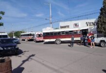 Camión de pasajeros casi se mete a negocio y deja un lesionado