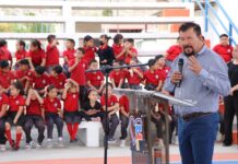 Entrega Fito Gardea nuevas gradas en primaria de Naica