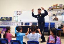 Enseñan a niñas, niños y jóvenes a usar el 9-1-1 de manera adecuada; Marco Bonilla reconoce a agente DARE por crear herramienta didáctica