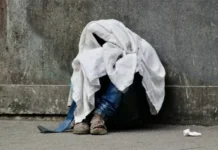 Rescatan a bebé que era cargada por un hombre en situación de calle