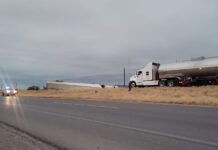 Volcadura en carretera Delicias-Chihuahua deja solo daños materiales