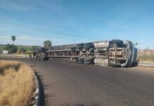 Volcadura de quinta rueda en carretera federal deja sólo daños materiales