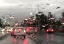 Ligera lluvia sorprendió en el Centro de Chihuahua capital el miércoles por la noche