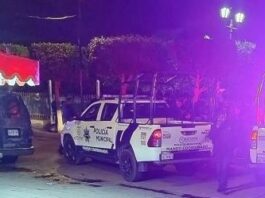 Policías evitan linchamiento; pobladores colgaron de cabeza a presuntos delincuentes
