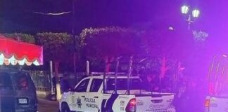 Policías evitan linchamiento; pobladores colgaron de cabeza a presuntos delincuentes