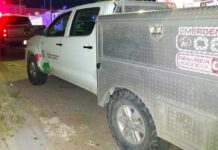 Hombre de 67 años muere tras caer con su camioneta a una acequia en Saucillo