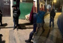 Retienen y amarran a poste a presunto ladrón en mercado de Hidalgo