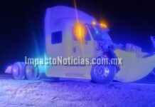 Tráiler se sale de la carretera Camargo-Delicias tras quedarse dormido el chofer; no hay lesionados