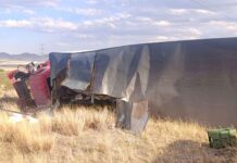Pierde la vida trailero al volcar en carretera a Juárez