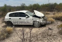 Dos jóvenes lesionados tras volcadura en carretera Camargo-La Perla