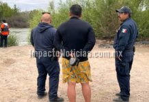 Con veladora y oraciones, familiares de Enrique piden al Río Conchos una señal para encontrarlo