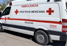 Obrero reparador de caminos fue embestido y resultó con fractura por automóvil en Delicias
