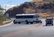 Bloquean sicarios con un camión la carretera Aldama-Ojinaga