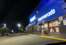 Dos hombres y dos mujeres saquean Walmart Delicias y escapan en camioneta, taxi y a pie