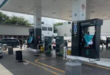 Abandonan a bebé de dos años en gasolinera; Buscan a la mujer captada en video
